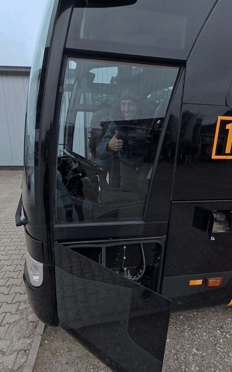 Wer alle Klappen findet, darf Busfahrer werden. 🚌